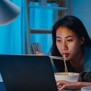 Jangan Anggap Sepele, Ini 4 Dampak Serius Begadang Bagi Kesehatan Perempuan