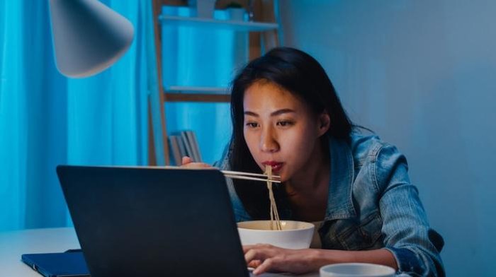 Jangan Anggap Sepele, Ini 4 Dampak Serius Begadang Bagi Kesehatan Perempuan