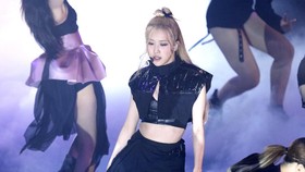 Rose BLACKPINK Curhat Rasakan Panas Jakarta Kala Konser