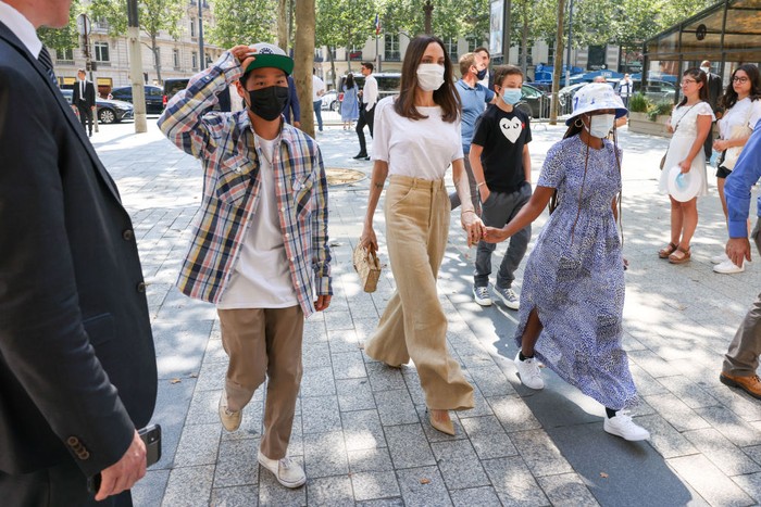 ROME, ITALY - OCTOBER 24: (L-R) Maddox Jolie-Pitt, Shiloh Jolie-Pitt, Knox Jolie-Pitt, Zahara Jolie-Pitt, Vivienne Jolie-Pitt and Angelina Jolie are seen on October 24, 2021 in Rome, Italy. (Photo by MEGA/GC Images)