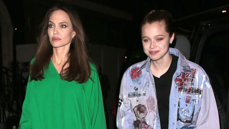 Anak-anak Angelina Jolie ROME, ITALY - OCTOBER 24: (L-R) Maddox Jolie-Pitt, Shiloh Jolie-Pitt, Knox Jolie-Pitt, Zahara Jolie-Pitt, Vivienne Jolie-Pitt and Angelina Jolie are seen on October 24, 2021 in Rome, Italy. (Photo by MEGA/GC Images)