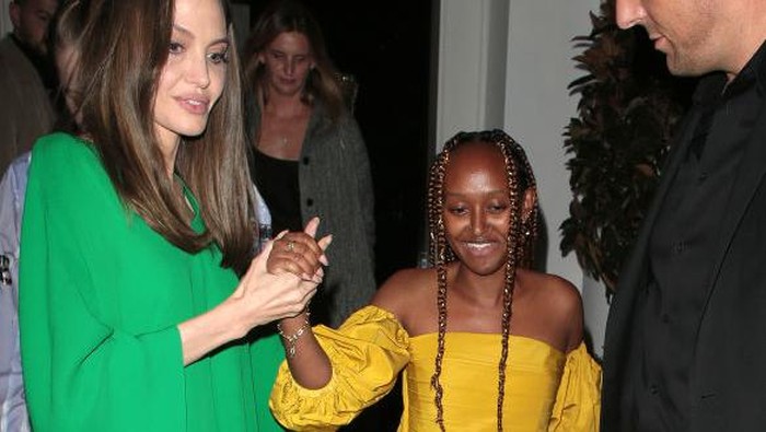 ROME, ITALY - OCTOBER 24: (L-R) Maddox Jolie-Pitt, Shiloh Jolie-Pitt, Knox Jolie-Pitt, Zahara Jolie-Pitt, Vivienne Jolie-Pitt and Angelina Jolie are seen on October 24, 2021 in Rome, Italy. (Photo by MEGA/GC Images)