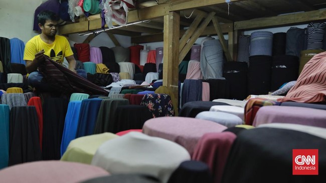 Industri tekstil Indonesia babak belur dihantam tingginya biaya produk, banjir barang impor, dan penurunan permintaan.