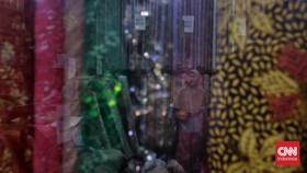 FOTO: Remuk Industri Tekstil RI Digilas Produk Kain Impor