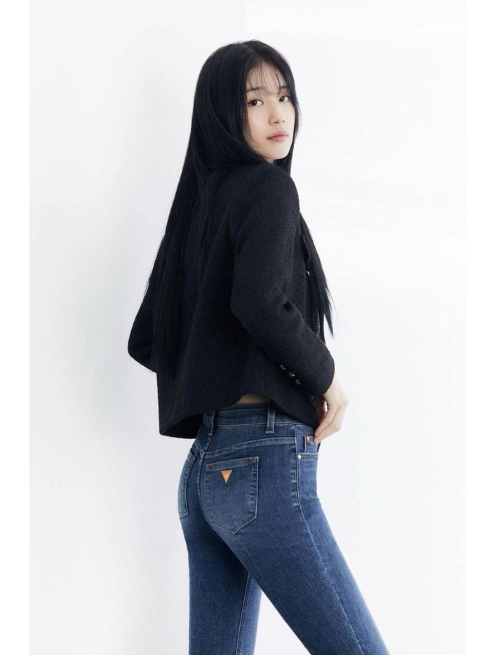 Tampil chic dengan denim skirt, denim pants, turtleneck, simple jacket, hingga coat, Bae Suzy memang cocok sekali untuk menjadi model fashion brand yang satu ini ya, Beauties!/ Foto: instagram.com/skuukzky