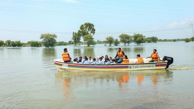 Menteri Perubahan Iklim Pakistan, Sherry Rehman, mengatakan sejumlah daratan di negaranya kini seperti satu samudera luas karena terendam banjir.