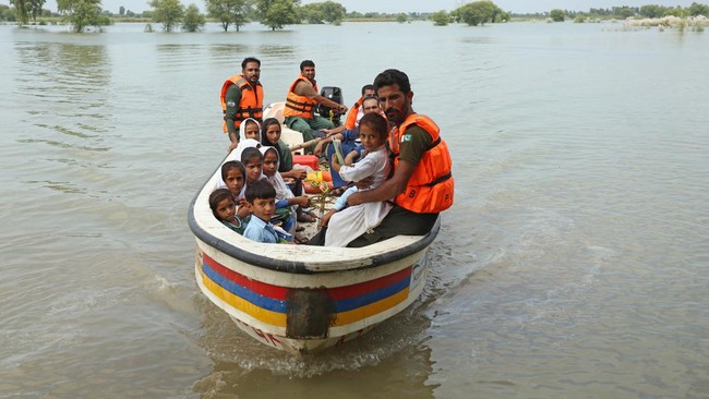 Jumlah korban meninggal dunia akibat banjir bandang di Pakistan tembus 1.136 orang sejak Juni lalu.