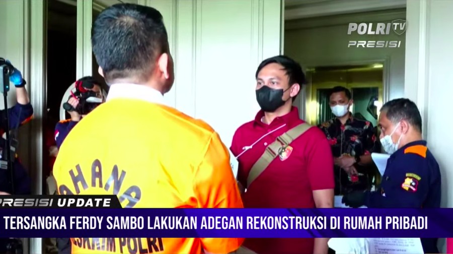 Bharada E dihadirkan langsung dalam rekonstruksi kasus pembunuhan Brigadir J. Namun Bharada E ditukar pemeran pengganti saat berhadapan Irjen Ferdy Sambo. (Screenshot Polri TV Radio)