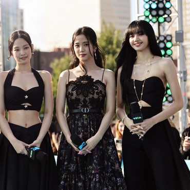 8 Potret Penampilan BLACKPINK di MTV VMA 2022, Lisa Pakai Outfit Termahal