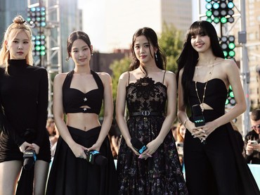 8 Potret Penampilan BLACKPINK di MTV VMA 2022, Lisa Pakai Outfit Termahal