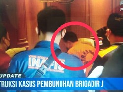 Hormat Bripka Ricky Tundukkan Kepala ke Sambo saat Rekonstruksi di Saguling