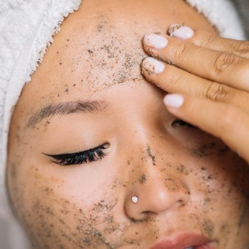 img-title 4 Cara Eksfoliasi Wajah yang Benar untuk Pemilik Kulit Kering Biar Jadi Glowing, Sudah Kamu Lakukan?