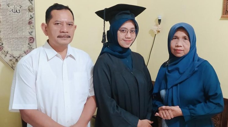 Desita Lulusan Terbaik UNY