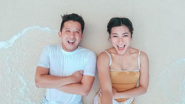img-title Pengantin Baru, Intip 7 Potret Kemesraan Dita Fakhrana & Suami Nonmuslim