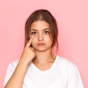 5 Cara Cepat Menghilangkan Mata Bengkak di Pagi Hari, Dermatologist-Approved!