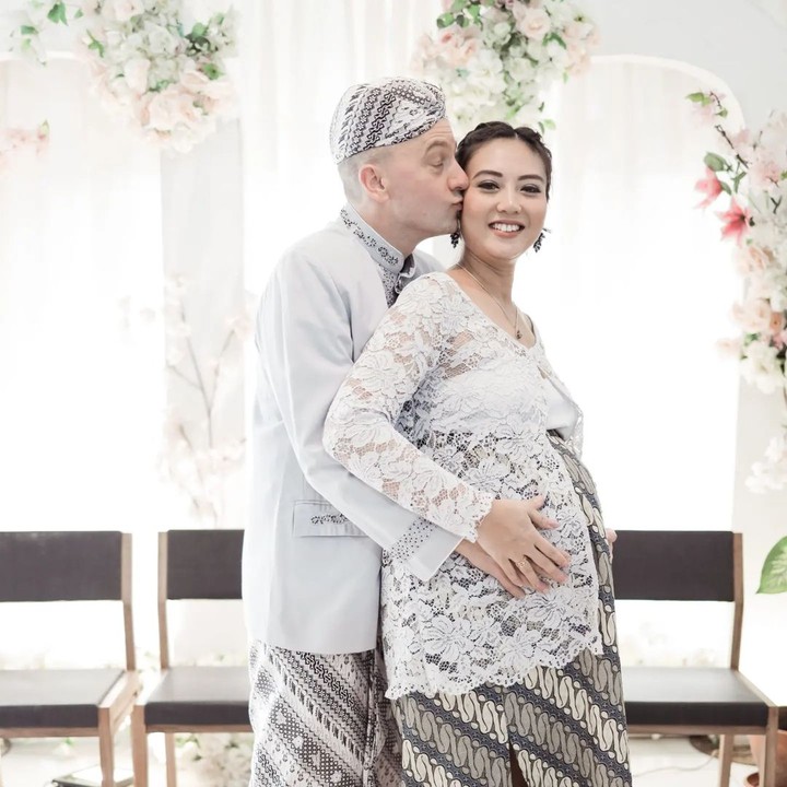Memasuki usia kehamilan trimester 3, Marissa Jeffryna menggelar acara mitoni 7 bulanan nih Bunda. Marissa memilih adat Sunda untuk acara syukurannya ini.
