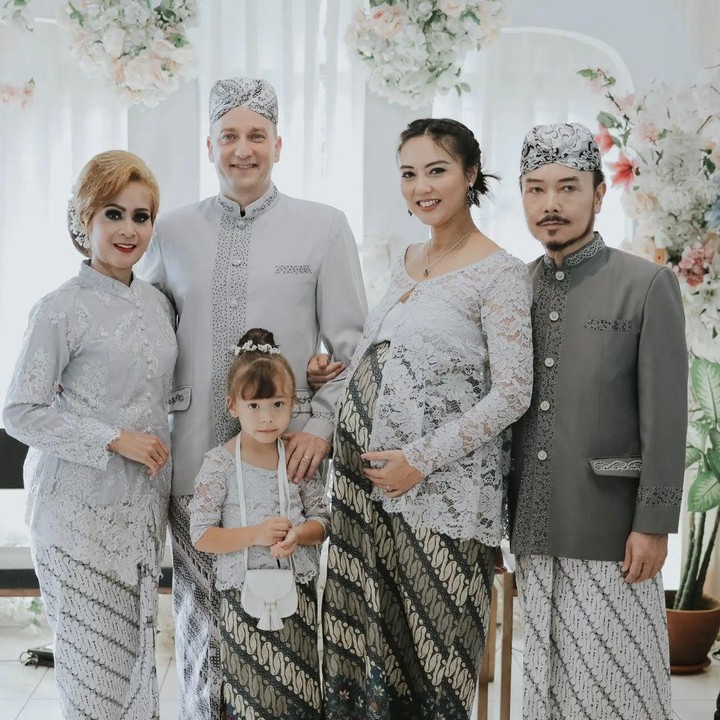 <p>Marissa dan keluarga terlihat kompak mengenakan busana seragam. "Kali ini kita pilih adat Sunda buat acara 7 bulanan, seruuuuuuuu bangetttttt...!!!" tulis Marissa dalam unggahannya. (Foto: Instagram @marissajeffryna)</p>