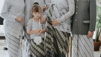 <p>Marissa dan keluarga terlihat kompak mengenakan busana seragam. "Kali ini kita pilih adat Sunda buat acara 7 bulanan, seruuuuuuuu bangetttttt...!!!" tulis Marissa dalam unggahannya. (Foto: Instagram @marissajeffryna)</p>