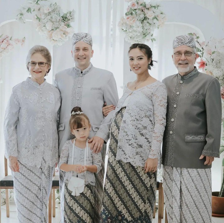 <p>Keluarga dari Aaron juga terlihat mengenakan busana batik dan kebaya senada. Wah, cocok sekali ya Bunda. (Foto: Instagram @marissajeffryna)</p>