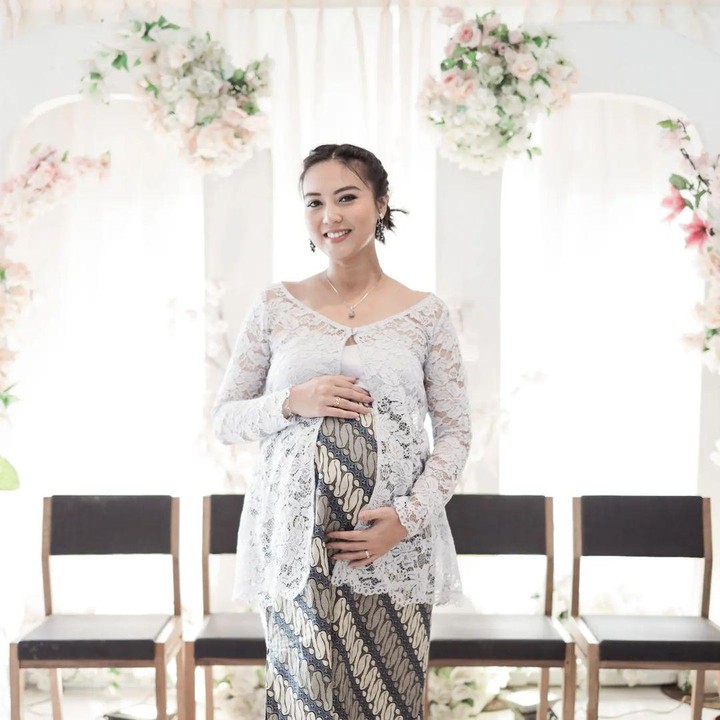 <p>Perut Marissa pun terlihat kian membesar, nih Bunda. Marissa juga nampak bahagia sekali atas kehamilannya ini. (Foto: Instagram @marissajeffryna)</p>