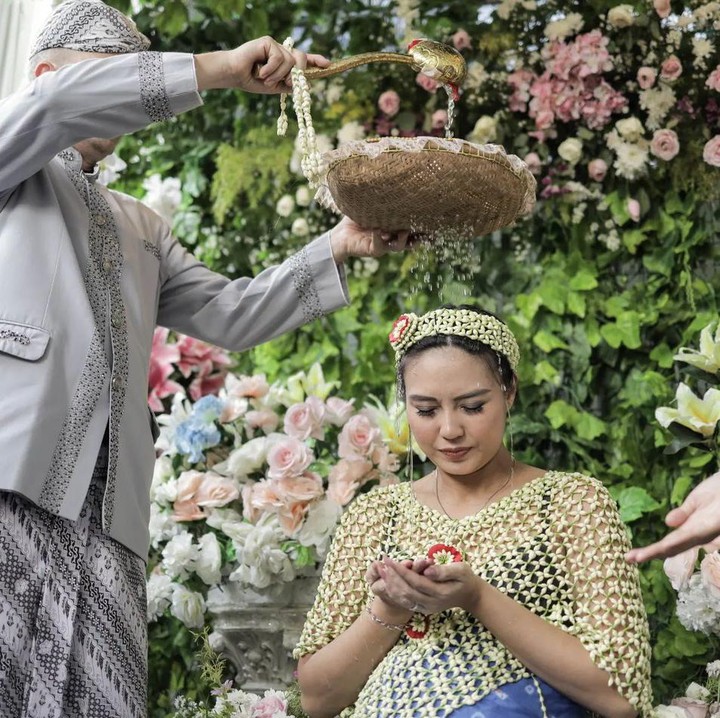 <p>Pada prosesi berikutnya, Marissa terlihat melakukan siraman dan rangkaian acara lainnya. Baginya momen 7 bulanan ini merupakan momen yang sangat menyenangkan dan tidak terlupakan bagi Marissa. (Foto: Instagram @marissajeffryna)</p>