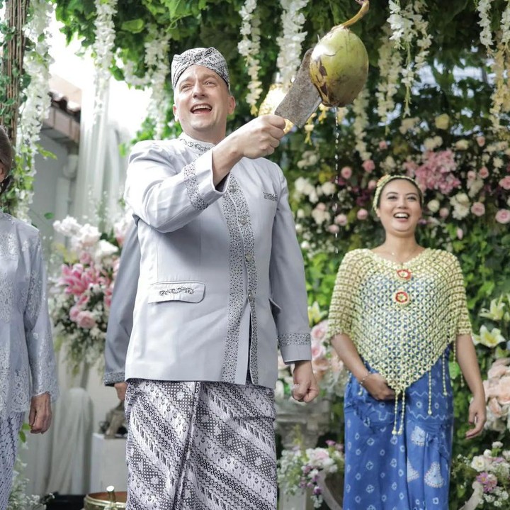 <p>Dalam setiap unggahannya, Marissa terlihat sangat bahagia. "Thank you buat temen2 n keluarga yg udah datang n ngebantu sampai acara 7 bulanan ini bisa terlaksana..love youuu all," tutur Marissa. (Foto: Instagram @marissajeffryna)</p>