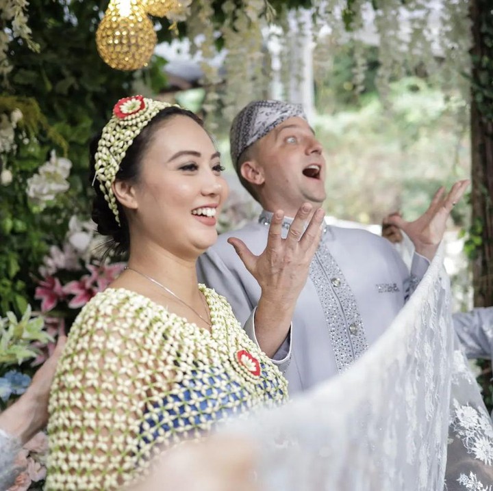 <p>Marissa terlihat semangat menjalani setiap tahap acaranya. "Dari mulai jualan rujak, pecahin telur, belah kelapa n yg paling serem di jatuhin belut...and yg terakhir siraman... Asli ini pengalaman yg gak akan pernah terlupakan," tulisnya. Kita doakan yuk agar Marissa dan bayinya senantiasa sehat sampai hari persalinan ya Bunda! (Foto: Instagram @marissajeffryna)</p>
