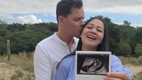 <p>Beberapa waktu lalu, Gracia Indri mengumumkan tengah menanti kehamilan. Ia dan suami, Jeffrey Slijpen, menyatakan kebahagiaan tersebut lewat akun Instagram milik Gracia. Dalam postingan tersebut, Gracia mengumumkan dirinya tengah hamil tujuh bulan di akhir Agustus 2022. Foto: Instagram/@graciaz14</p>