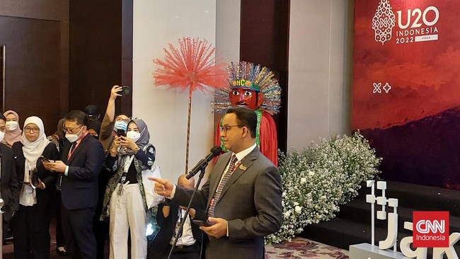 Anies terus tersenyum ketika diminta tanggapan terkait JIS. Dia pun menyarankan agar media juga melakukan investigasi terkait itu.
