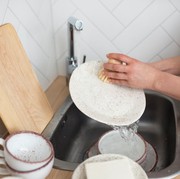 4 Cara Mudah Hilangkan Minyak Bekas Menu Lebaran yang Menempel di Wadah Berbahan Plastik, Kamu Perlu Coba!
