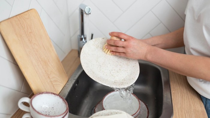 Ilustrasi mencuci piring