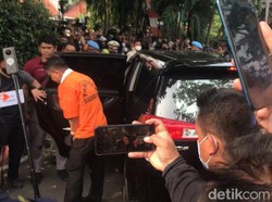 Sambo Peragakan Adegan Mengendap-Pungut Pistol Jatuh Jelang Penembakan Yosua