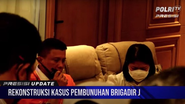 Ferdy Sambo memanggil ajudannya Bripka Ricky Rizal menggunakan handy talky (HT) di rumah pribadinya Jalan Saguling III, Jakarta Selatan, Selasa (30/8).