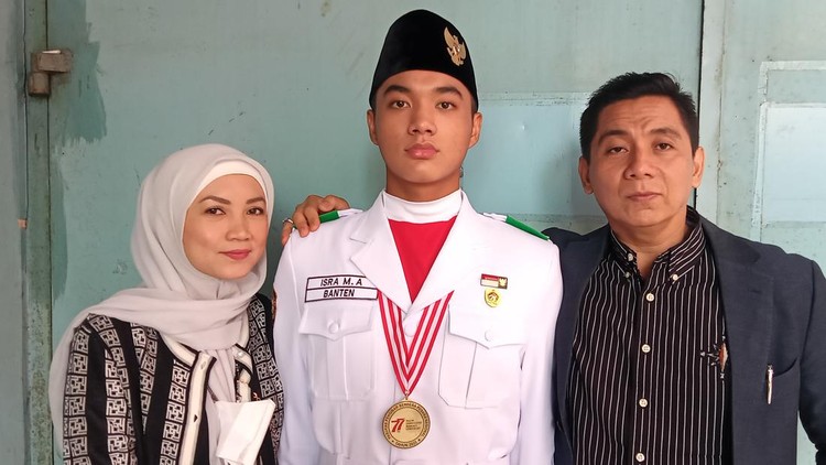Isra Mashel Arifin bersama ayah dan ibunya. Isra Mashel Arifin bersama ayah dan ibunya.
