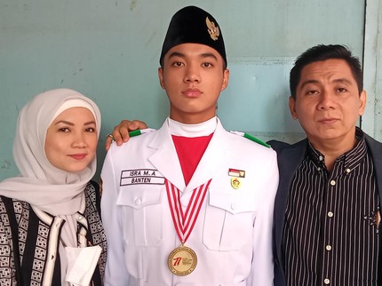 Kisah Istri Sandy Arifin Nangis Haru saat Sang Putra Jadi Tim Paskibraka Istana