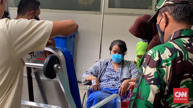 Rina jadi korban penembakan orang suruhan suaminya sendiri, Kopda Muslimin. Saat kasus terungkap, Kopda Muslimin bunuh diri menenggak racun.