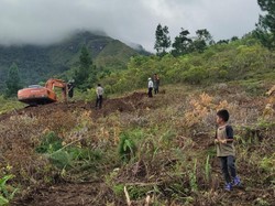 Siswa ke Sekolah Lewati Hutan, Polisi di Bone Inisiasi Bangun Kelas Jauh