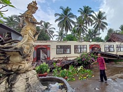 Atap Gedung SDN 1 Gadung Sari Tabanan Ambruk, Siswa Belajar di Emperan