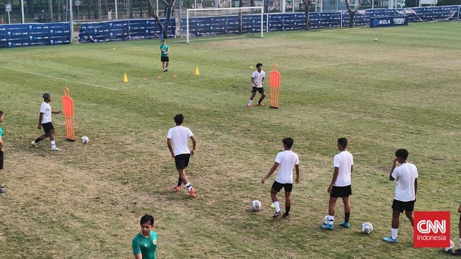 Gelak tawa pemain, pelatih, dan Ketua Umum PSSI menutup sesi latihan keras Timnas Indonesia U-19.