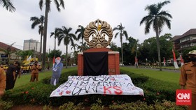 Demo di UI, Mahasiswa dan Dosen Tutup Makara UI dengan Kain Hitam