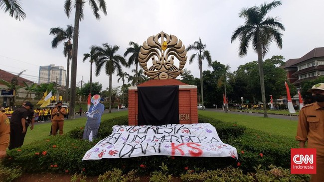 BEM UI bahu membahu bersama dosen menutup makara UI dengan kain hitam sebagai simbol dukacita. Harta rektor UI jadi bahan kritik.