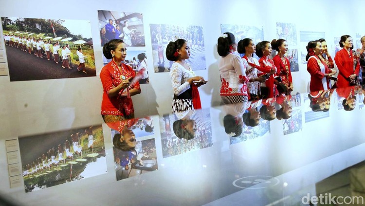 Menelisik Kisah Panjang Kebaya Dalam Pameran Foto Sebuah pameran fotografi bertajuk 'Kebaja Saja' digelar di kawasan Galeri Foto Jurnalistik Antara, Pasar Baru, Jakarta Pusat, Selasa (30/8). Yuk, intip foto-fotonya.
