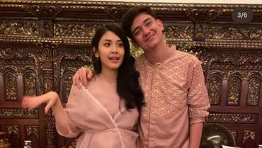 img-title Gelar Tradisi Mitoni, Adipati Dolken Umumkan Jenis Kelamin Anak Pertama