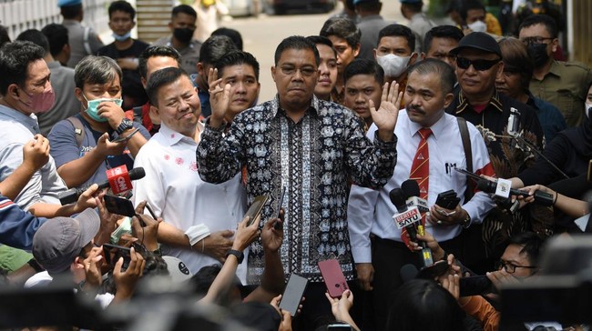 Pakar hukum pidana Abdul Fickar Hadjar mengatakan tidak ada aturan yang melarang pengacara korban untuk hadir mengikuti proses rekonstruksi.