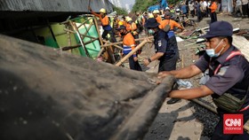 FOTO: Penggusuran Lokalisasi Liar Gunung Antang