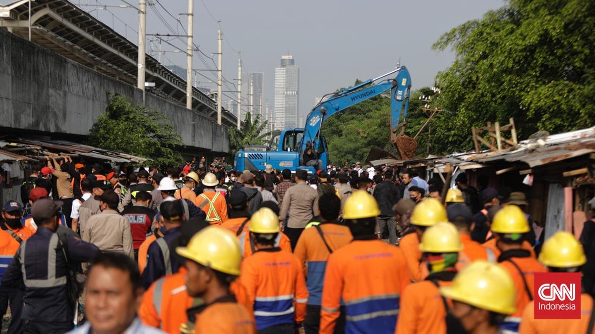 FOTO: Penggusuran Lokalisasi Liar Gunung Antang