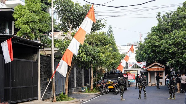 Ketua RT 05 RW 01 Kompleks Polri Duren Tiga Irjen (Purn) Seno Sukarto menjelaskan perihal CCTV yang menjadi bukti kasus dugaan pembunuhan berencana.