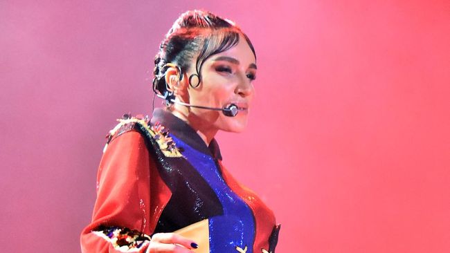 Penyanyi Turki Gulsen sempat dipenjara dan kini jadi tahanan rumah buntut guyonan terkait 'pesantren' Imam Hatip.