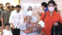 5 Potret Iriana Jokowi Gendong Anak Ketiga Kahiyang Ayu Jadi Sorotan, Kenapa?
