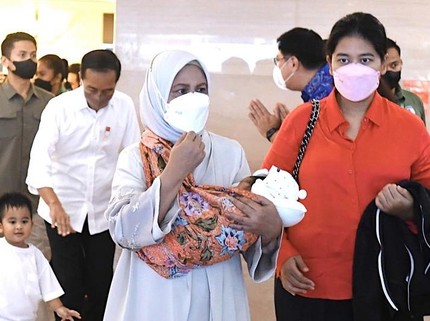 5 Potret Iriana Jokowi Gendong Anak Ketiga Kahiyang Ayu Jadi Sorotan, Kenapa?